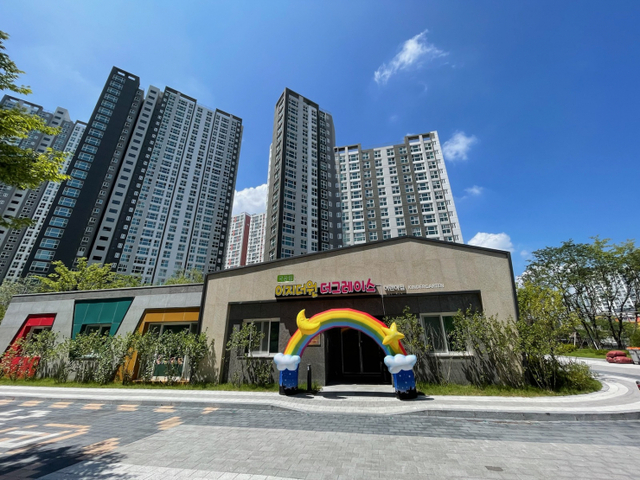 원주 기업도시 이지더원 더그레이스 단지에 있는 이지더원 더그레이스 어린이집 전경. (제공: 원주시청) ⓒ천지일보 2021.8.6