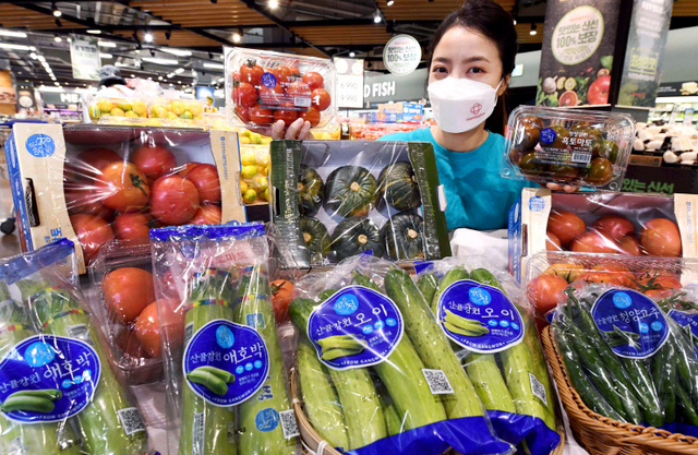 모델이 6일 서울 등촌동 홈플러스 강서점에서 ‘맑은청 강원물산전’ 행사상품들을 선보이고 있다. 홈플러스는 오는 11일까지 강원지역의 우수 신선식품을 모아 저렴한 가격에 선보이는 ‘강원물산전’을 열고 지역농가에서 수확한 우수 신선식품의 판매 활성화를 지원한다. (제공: 홈플러스) ⓒ천지일보 2021.8.6