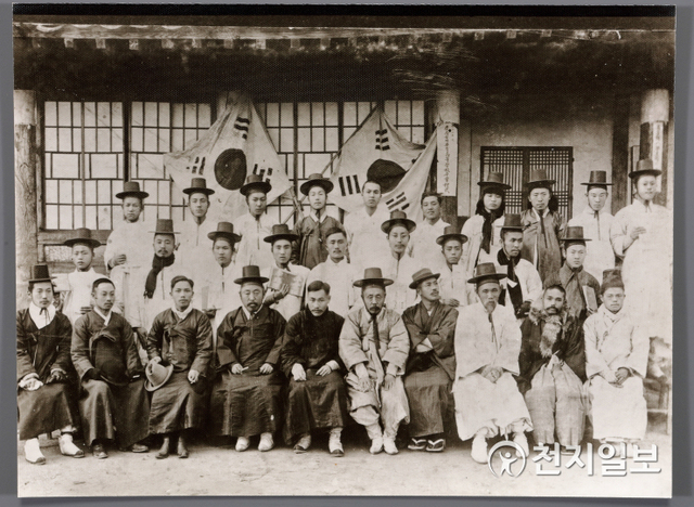 일제에 의해 폐교됐던 경남진주낙육고등학교의 졸업예식. (제공: 국립진주박물관) ⓒ천지일보 2021.8.6