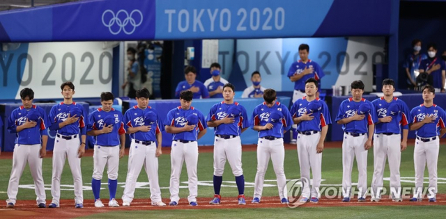 (요코하마=연합뉴스) 5일 일본 요코하마 스타디움에서 열린 도쿄올림픽 야구 패자 준결승 한국과 미국의 경기. 한국 선수들이 국기에 경례를 하고 있다.