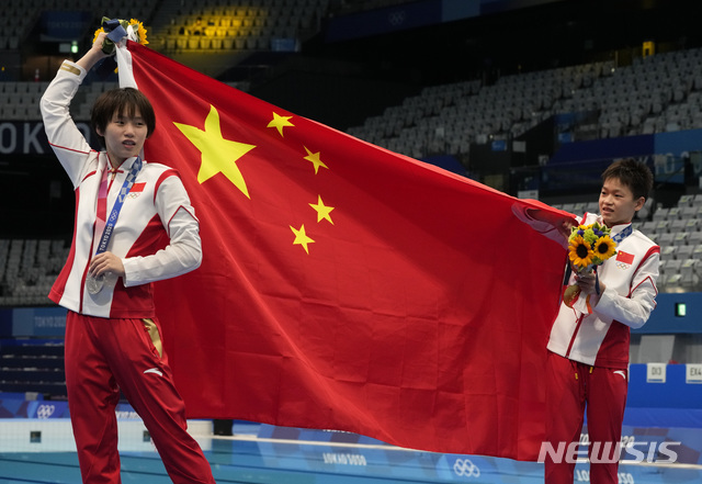 [도쿄=AP/뉴시스]중국 취안훙찬과 천위시가 다이빙 10m 플랫폼 금, 은메달을 휩쓸었다.