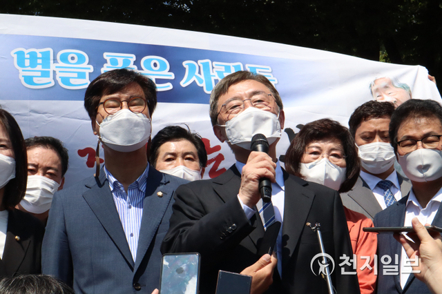 [천지일보 구미=송하나 기자] 6일 국민의힘 대권 주자인 최재형 전 감사원장이 경북 구미시 상모동에 있는 박정희 전 대통령 생가를 방문한 가운데 브리핑을 통해 박근혜 전 대통령의 사면을 주장하고 있다. ⓒ천지일보 2021.8.6