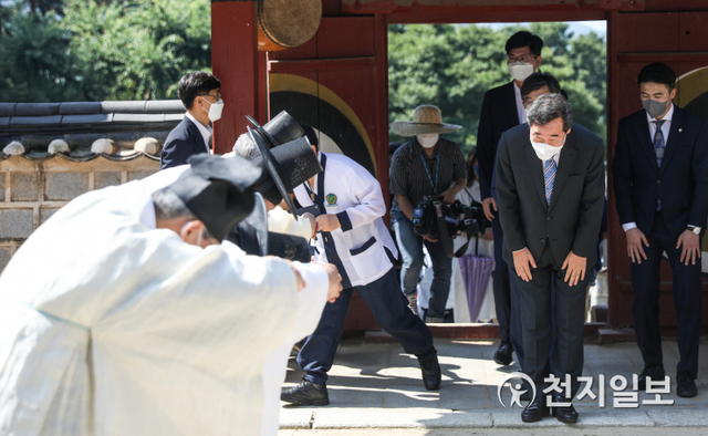 [천지일보=박준성 기자] 더불어민주당 이낙연 대선 경선후보가 6일 경북 안동시 도산서원을 찾아 유림과 인사 나누고 있다. (제공: 이낙연 캠프) ⓒ천지일보 2021.8.6