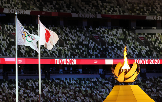 도쿄올림픽은 성공했을까. 평가가 분분한 가운데 세계의 눈은 벌써 6개월 후 열릴 베이징 동계올림픽으로 쏠리고 있다. 사진은 지난달 23일 도쿄 국립경기장에서 열린 올림픽 개막식. 성화와 일장기 뒤로 휑한 관중석이 보인다. (출처: 뉴시스)