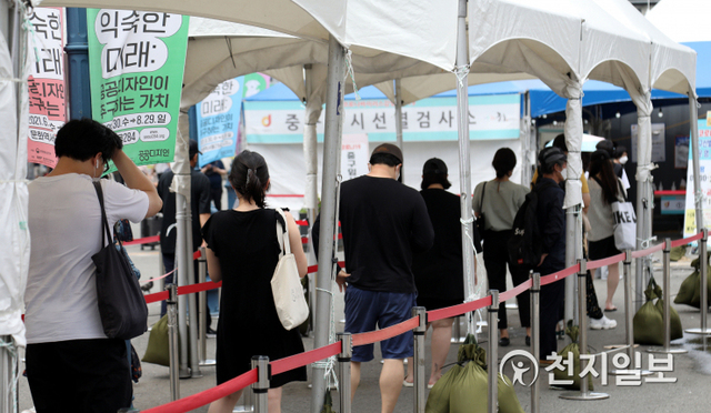 [천지일보=남승우 기자] 신종 코로나바이러스 감염증(코로나19) 신규 확진자가 1729명으로 집계되면서 주말 최다 기록을 갱신한 8일 오후 서울역 광장에 마련된 임시 선별검사소에서 시민들이 검사를 받기 위해 줄을 서서 기다리고 있다. ⓒ천지일보 2021.8.8