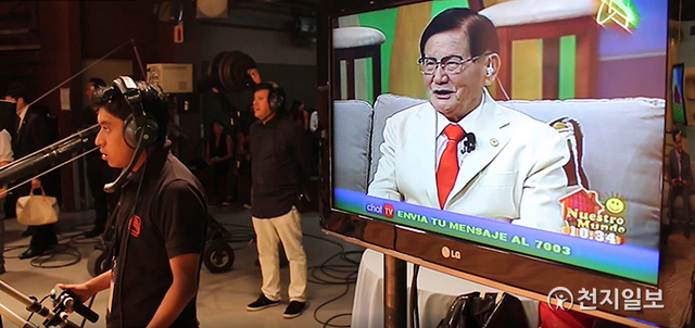 2013년 11월 6일 과테말라 유명방송인 채널7에 생방송으로 출연하는 모습이 방송 카메라 모니터링 장비에 비춰지고 있다. (제공: HWPL) ⓒ천지일보 2021.8.9