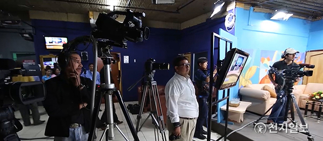 2013년 11월 7일 니카라과 지상파 뉴스채널 CDNN23의 촬영 스태프가 생방송으로 진행된 HWPL 이만희 대표와의 인터뷰를 촬영하고 있다. (제공: HWPL) ⓒ천지일보 2021.8.9