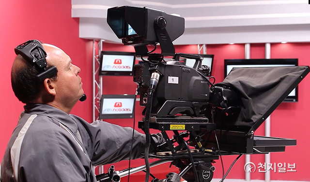 2013년 11월 13일 코스타리카 공영 방송국 SINART에서 채널13 뉴스프로그램인 RTV뉴스에 이 대표가 생방송으로 출연한 가운데 방송 스태프가 인터뷰를 촬영하고 있다. (제공: HWPL) ⓒ천지일보 2021.8.9