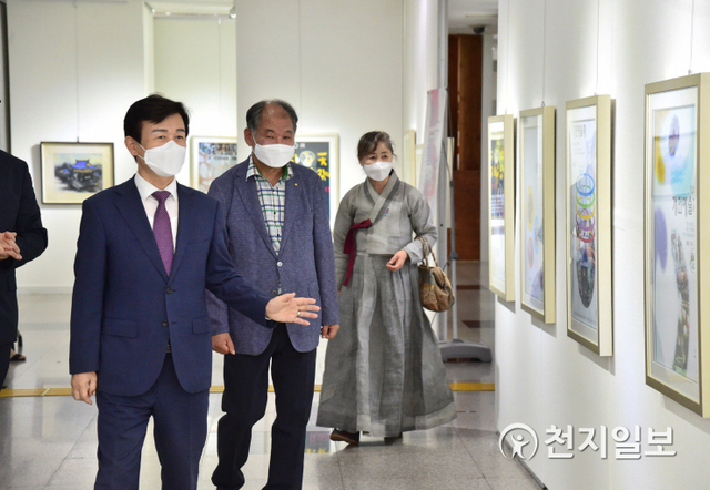 [천지일보 진주=최혜인 기자] 개천예술제 70주년을 맞아 9일부터 오는 27일까지 진주시청 1층 로비와 2층 갤러리 ‘진심 1949’에서 특별전이 열리고 있다.지방문화예술제의 효시인 개천예술제는 문학·음악·미술·무용·전통예술 등 모든 예술 분야를 총망라한 종합예술제다.이날 조규일 시장은 “이번 기념전시가 코로나19로 가족과 주변의 안전을 위해 일상을 양보해온 시민들을 위로하고 격려하는 계기가 될 것”이라고 말했다. 이번 전시에서는 1949년 영남예술제부터 현재까지 옛 사진 110점과 역대 포스터 70여점 등 개천예술제 70년의 과거와 현재를 한자리에서 만나볼 수 있다.아울러 개천예술제 홈페이지 VR전시관을 통해 볼 수 있다.한편 시청 갤러리 명칭은 진주의 마음이라는 ‘진심’과 지방예술제의 효시 개천예술제가 시작된 ‘1949년’을 합친 말로 문화예술의 부흥을 기원한다는 의미를 지닌다. (사진 제공: 진주시) ⓒ천지일보 2021.8.9