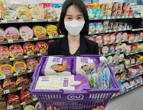 CU에서 모델이 초저가 상품들을 선보이고 있다. (제공: BGF리테일)
