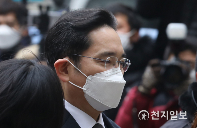 [천지일보=남승우 기자] 국정농단 혐의로 재판을 받고 있는 이재용 삼성전자 부회장이 18일 오후 서울 서초구 서울고등법원에서 열린 국정농단 사건 파기환송심 선고 공판에 출석하고 있다. ⓒ천지일보 2021.1.18