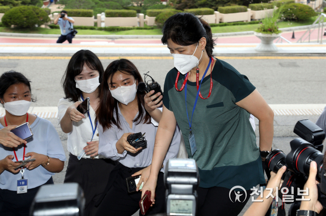 [천지일보=남승우 기자] 홍승희 원광대 법학전문대학원 교수가 9일 오후 경기도 과천 법무부 청사에서 열린 ‘8.15 광복절 가석방 심의위원회’에 외부위원 자격으로 참석하고 있다.법무부는 이날 오후 2시부터 정부과천청사에서 강성국 법무부 차관을 위원장으로 한 가석방심사위원회를 열고 이재용 삼성전자 부회장 등 광복절 가석방 대상자들에 대한 심사를 진행하고 있다. ⓒ천지일보 2021.8.9