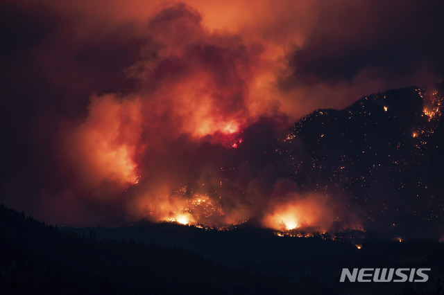 [리튼(캐나다 브리티시컬럼비아주)=AP/뉴시스]1일 캐나다 브리티시컬럼비아주 리튼 인근의 야산에서 발생한 산불이 거세게 타오르고 있다. 기록적인 폭염이 이어지고 있는 캐나다 서부 브리티시 컬럼비아주에서 3일(현지시간) 170건이 넘는 산불이 발생했다고 도이체 벨레(DW)가 보도했다. 이상 폭염으로 브리티시컬럼비아주에서 719명이 사망했고, 워싱턴주와 오리건주 등 미국 북서부에서도 최소 125명이 숨졌다. 2021.7.4