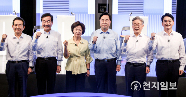 [천지일보=박준성 기자] 더불어민주당 대선 경선 후보들이 4일 서울 마포구 YTN미디어센터에서 열린 YTN 주최 TV토론에 참석해 포토타임을 갖고 있다. 왼쪽부터 정세균, 이낙연, 추미애, 김두관, 이재명, 박용진 후보. (제공: 이낙연 캠프) ⓒ천지일보 2021.8.4