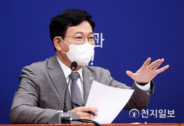 [천지일보=박준성 기자] 더불어민주당 송영길 대표가 10일 서울 여의도 국회에서 열린 당대표 취임 100일 기자간담회에서 취재진의 질문에 답하고 있다. (제공: 민주당) ⓒ천지일보 2021.8.10