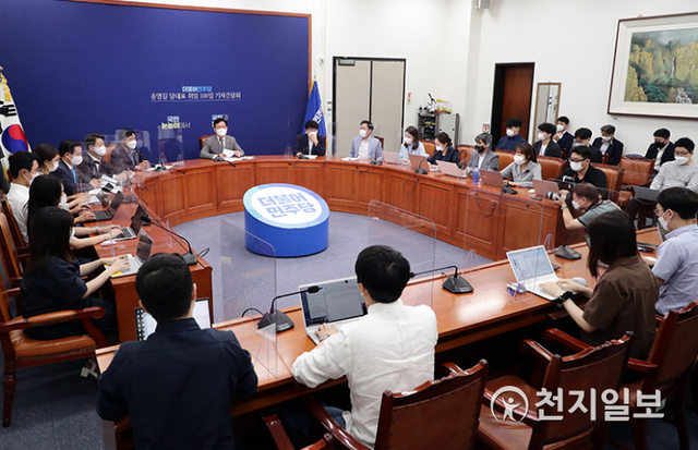 [천지일보=박준성 기자] 더불어민주당 송영길 대표가 10일 서울 여의도 국회에서 열린 당대표 취임 100일 기자간담회에서 취재진의 질문에 답하고 있다. (제공: 민주당) ⓒ천지일보 2021.8.10