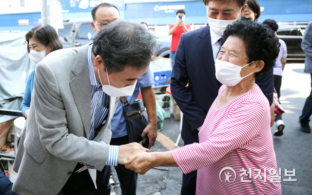 [천지일보=박준성 기자] 더불어민주당 이낙연 대선 경선후보가 7일 대구 칠성시장을 방문해 어르신과 인사를 나누고 있다. (제공: 이낙연 캠프) ⓒ천지일보 2021.8.7