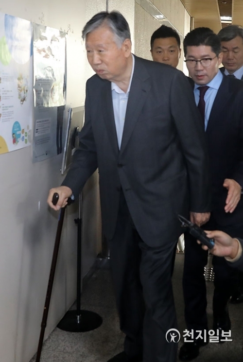 [천지일보=남승우 기자] 회사 돈으로 비자금을 조성하는 등 4300억여원의 배임횡령 혐의로 재판에 넘겨진 이중근 부영그룹 회장이 13일 오후 서울 서초구 서울중앙지방법원에서 열린 1심 선고 공판에 출석하고 있다. ⓒ천지일보 2018.11.13