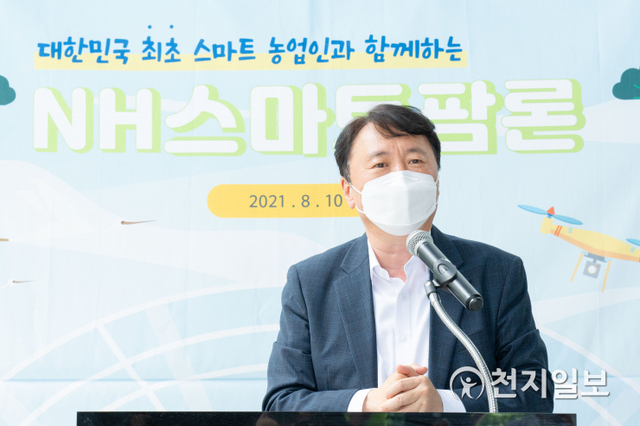 10일 권준학 NH농협은행장이 경기도 평택시에 위치한 ‘디디팜 농장’을 방문해 현장의 목소리를 청취하고 있다. (제공: NH농협은행) ⓒ천지일보 2021.8.10