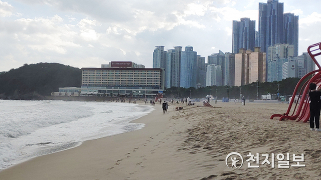[천지일보 부산=윤선영 기자] 9일 해운대해수욕장이 피서지임에도 불구하고 몇몇 사람들의 모습만 간간히 보일 뿐 지나치게 한산한 모습이다. ⓒ천지일보 2021.8.10