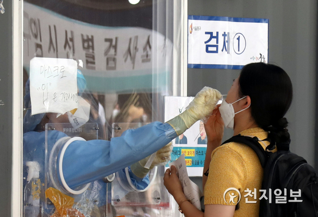 [천지일보=남승우 기자] 신종 코로나바이러스 감염증(코로나19) 신규 확진자가 1729명으로 집계되면서 주말 최다 기록을 갱신한 8일 오후 서울역 광장에 마련된 임시 선별검사소에서 의료진이 검체 채취를 하고 있다. ⓒ천지일보 2021.8.8