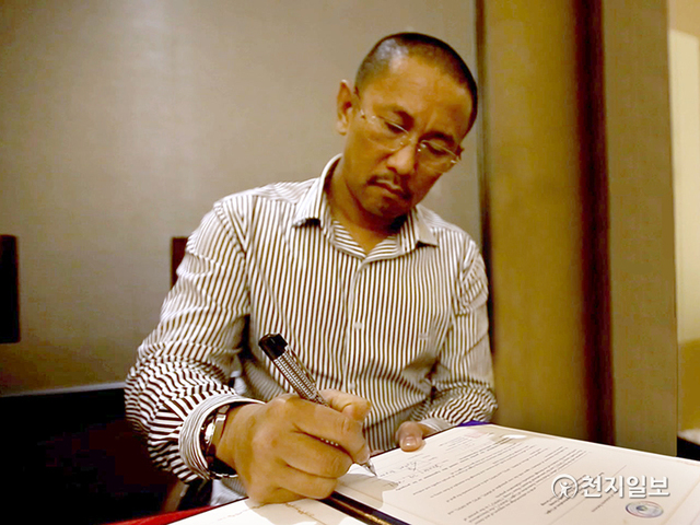 2014년 1월 24일 민다나오 마긴다나오 주지사가 민다나오 민간 평화협정식에서 전쟁종식 세계평화 협약서에 서명하고 있다. (제공:HWPL) ⓒ천지일보 2021.8.11