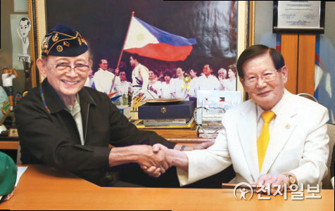 2014년 1월 29일 이만희 대표가 라모스 전 필리핀 대통령과 만난 후 기념촬영을 하고 있다. 라모스 전 대통령은 민다나오 평화협정에 대해 “대통령도 하지 못한 일”이라고 평했다. (제공:HWPL) ⓒ천지일보 2021.8.11