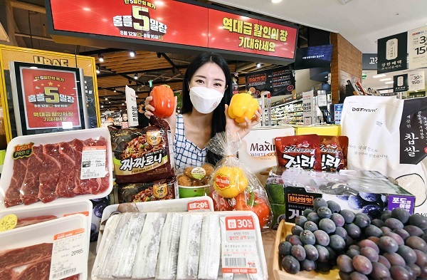 모델이 11일 서울 등촌동 홈플러스 강서점에서 ‘홈플5일장’ 행사 상품을 선보이고 있다. (제공: 홈플러스)