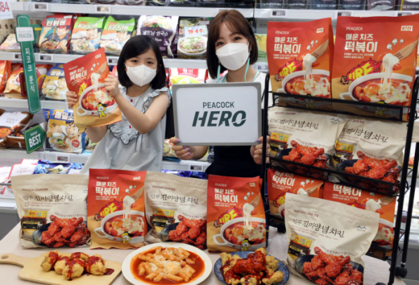 11일 오전 이마트 성수점에서 모델들이 ‘피코크 히어로’ 프로젝트 선정 상품들을 소개하고 있다. (제공: 이마트)