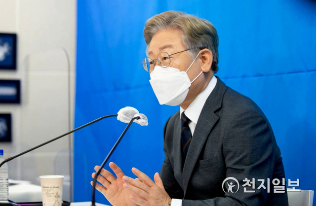 [천지일보=박준성 기자] 더불어민주당 대선주자인 이재명 경기지사가 10일 서울 영등포구 여의도의 한 빌딩에서 줌 화상 기자회견을 통해 기본금융 관련 5차 정책발표를 하고 있다. (제공: 이재명 캠프) ⓒ천지일보 2021.8.10