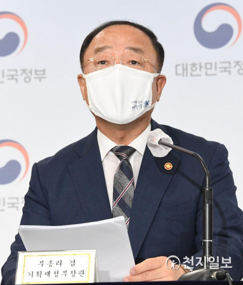 홍남기 경제부총리 겸 기재부 장관이 지난달 28일 정부서울청사 브리핑실에서 부동산 관계부처 합동브리핑을 하며 '국민께 드리는 말씀'을 발표하고 있다. (제공: 기획재정부) ⓒ천지일보 2021.8.11