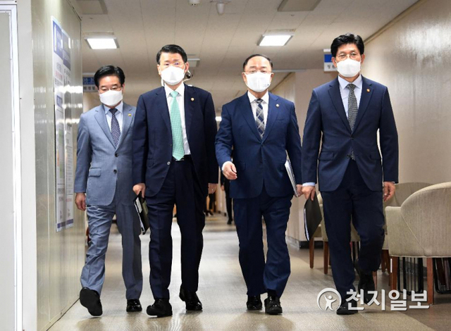 홍남기 경제부총리 겸 기획재정부 장관, 노형욱 국토교통부 장관, 은성수 금융위원장, 김창룡 경찰청장이 28일 오전 서울 종로구 정부서울청사에서 열린 부동산 관계부처 합동브리핑을 하기 위해 브리핑룸에 입장하고 있다. (제공: 기획재정부) ⓒ천지일보 2021.7.28