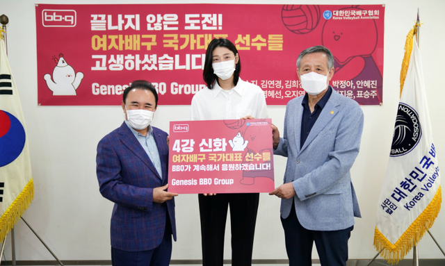 BBQ가 12일 오전 대한민국배구협회를 방문해 2020 도쿄올림픽에서 4강 신화를 이룬 한국 여자배구 국가대표팀 전원에게 치킨을 선물했다. 윤홍근 제너시스 BBQ 그룹 회장(왼쪽), 오한남 대한민국배구협회 회장(오른쪽), 여자배구 대표팀 주장 김연경 선수가 기념촬영을 하고 있다. (제공: 제너시스 BBQ)