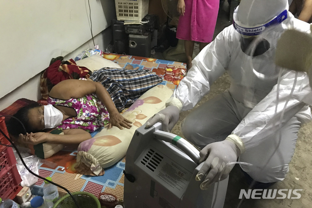 지난달 24일 태국 방콕에서 한 봉사단이 호흡곤란으로 힘들어하는 코로나19 환자를 돕기 위해 가정용 산소 농축기를 준비하고 있다. 태국을 포함한 동남아시아 대부분의 국가들은 현재 델타 변이 확산으로 대유행에 직면했다. (출처: 뉴시스)