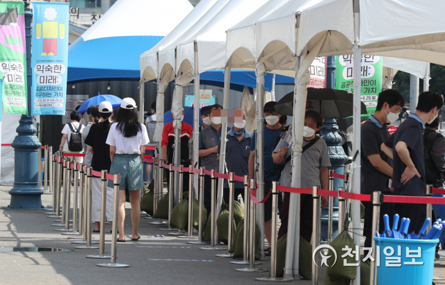 [천지일보=박준성 기자] 폭염이 계속되는 24일 서울역 광장에 마련된 임시선별진료소에서 코로나19 검사를 기다리던 시민들이 검사소 앞에 설치된 햇볕 가림천막에서 더위와 햇볕을 피하고 있다. ⓒ천지일보 2021.7.24