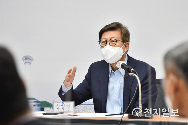박형준 부산시장이 지난 11일 지역 내 의료전문가들과 함께 코로나19 대응책 마련을 위해 간담회를 열고 있다. ⓒ천지일보 2021.8.12