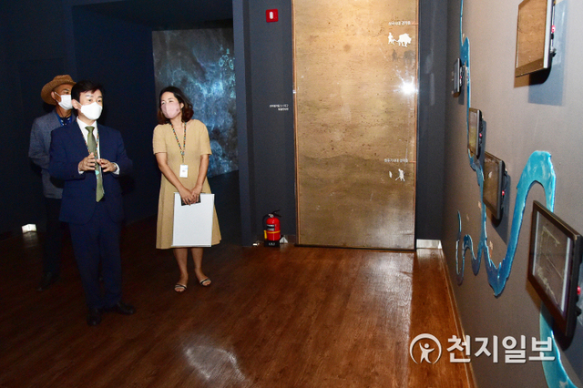 조규일 진주시장(왼쪽)이 지난 11일 청동기문화박물관을 찾아 개선사업 성과를 점검하고 있다. (제공: 진주시) ⓒ천지일보 2021.8.12