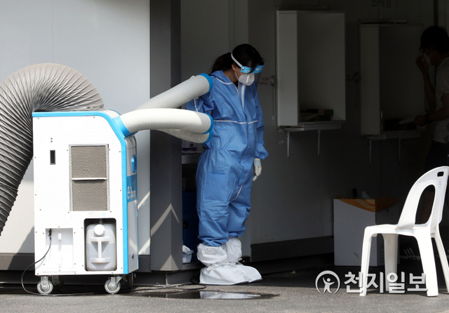 [천지일보=남승우 기자] 연일 폭염이 이어지고 있는 31일 서울 서초구 고속버스터미널 광장에 마련된 임시 선별검사소에서 더위에 지친 의료진이 냉풍기 바람을 쐬고 있다. 방역당국에 따르면 이날 신종 코로나바이러스 감염증(코로나19) 신규 확진자는 1539명으로 집계되면서 25일째 네 자릿수를 기록했다. ⓒ천지일보 2021.7.31