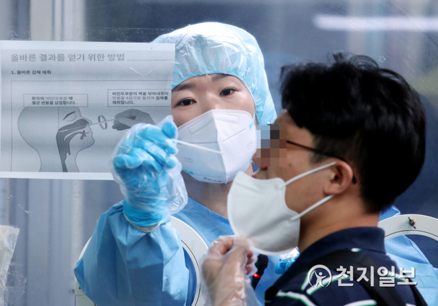 [천지일보=박준성 기자] 신종 코로나바이러스 감염증(코로나19) 신규 확진자가 1987명으로 집계된 12일 서울 도봉구보건소에 마련된 임시 선별진료소에서 의료진이 시민의 검체를 채취하고 있다. ⓒ천지일보 2021.8.12