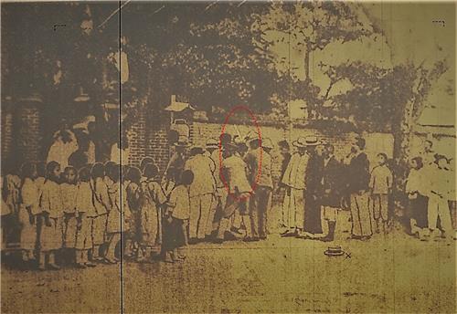 최초 발견된 조명하 의사의 타이중 의거 당시 현장 사진. 붉은 색 동그라미 안에 흰색 화살표가 가리키는 인물이 조 의사. (출처:연합뉴스)