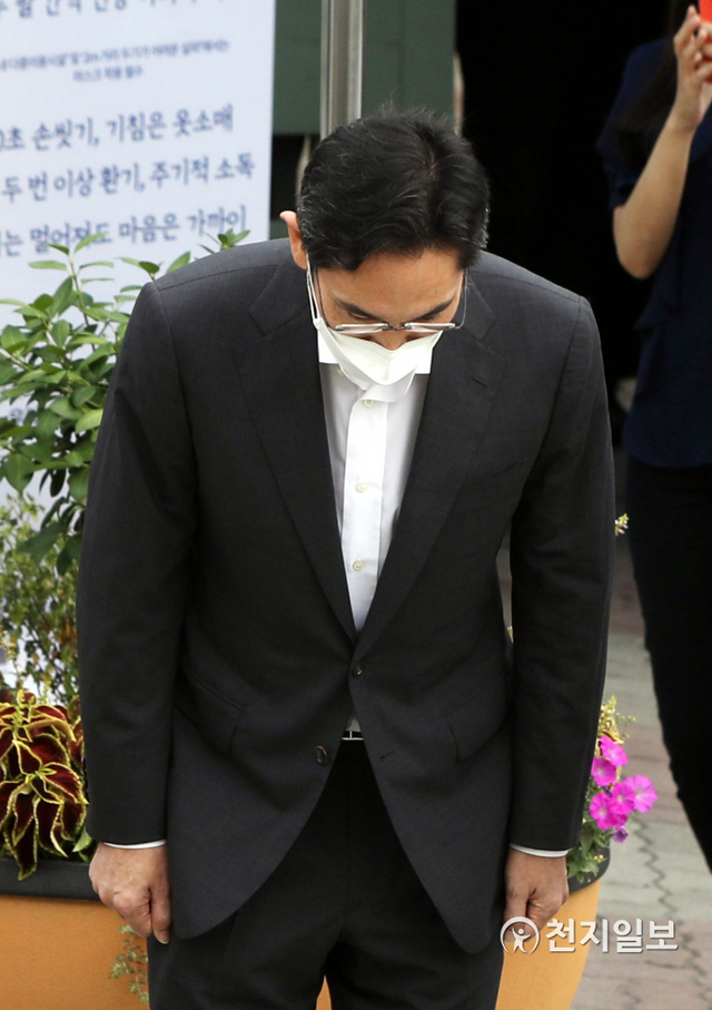 [천지일보=남승우 기자] ‘국정농단’ 사건 실형이 확정돼 복역 중이던 이재용 삼성전자 부회장이 광복절을 앞둔 13일 오전 서울구치소에서 가석방으로 출소하던 중 고개를 숙여 인사하고 있다.. 이 부회장은 지난 1월 18일 국정농단 사건 파기환송심에서 징역 2년 6개월의 실형을 선고받아 재구속된 지 207일만에 출소했다. ⓒ천지일보 2021.8.13