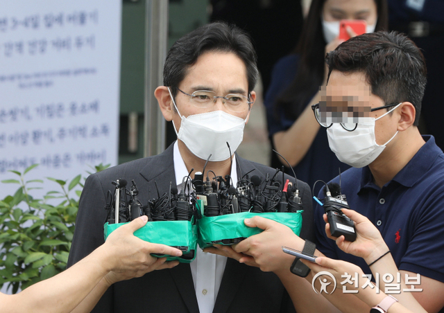 [천지일보=남승우 기자] ‘국정농단’ 사건 실형이 확정돼 복역 중이던 이재용 삼성전자 부회장이 광복절을 앞둔 13일 오전 서울구치소에서 가석방으로 출소하던 중 취재진의 질문에 답하고 있다. 이 부회장은 지난 1월 18일 국정농단 사건 파기환송심에서 징역 2년 6개월의 실형을 선고받아 재구속된 지 207일만에 출소했다. ⓒ천지일보 2021.8.13