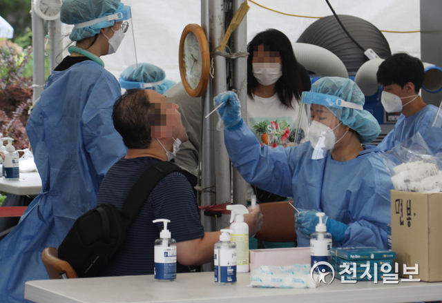 [천지일보=남승우 기자] 신종 코로나바이러스 감염증(코로나19) 신규 확진자가 2223명으로 집계되면서 일일 최다 확진자 수를 기록한 11일 오전 서울 구로역 광장에 마련된 임시 선별검사소에서 시민들이 코로나19 검사를 받고 있다. ⓒ천지일보 2021.8.11