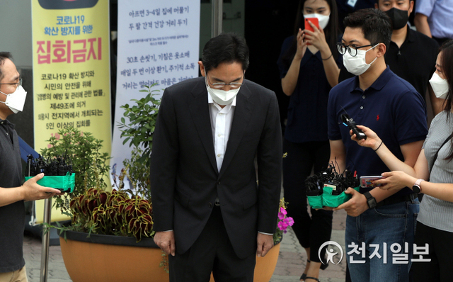 [천지일보=남승우 기자] 이재용 삼성전자 부회장이 13일 오전 서울구치소에서 나오던 중 고개를 숙여 인사하고 있다. 이 부회장은 지난 1월 18일 국정농단 사건 파기환송심에서 징역 2년 6개월의 실형을 선고받아 재구속된 지 207일만에 광복절 가석방 허가자로 인정받아 출소했다. ⓒ천지일보 2021.8.13