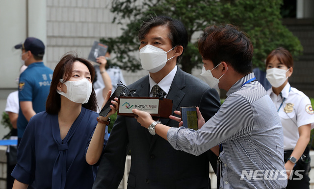 [서울=뉴시스] '입시비리 및 사모펀드 등' 혐의로 기소된 조국 전 법무부 장관이 13일 오전 서울 서초구 서울중앙지방법원에서 열린 15차 공판에 출석하고 있다. 2021.08.13.