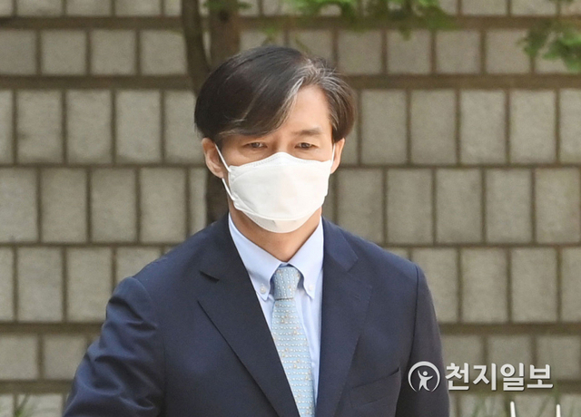 [천지일보=남승우 기자] 유재수 전 경제부시장 감찰 무마, 자녀 입시비리 의혹 등 혐의로 재판에 넘겨진 조국 전 법무부 장관이 25일 오전 서울 서초구 서울중앙지방법원에서 열린 공판에 출석하고 있다. ⓒ천지일보 2021.6.25