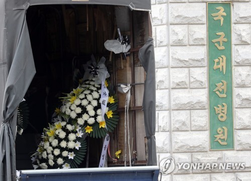 ‘추행피해 신고 후 사망’ 해군 중사 빈소 향하는 화환(대전=연합뉴스) 해군 여성 중사가 남성 상사에게 성추행 피해를 입었다는 신고를 한 후 숙소에서 숨진 채 발견됐다. 13일 빈소가 마련된 대전 유성구 국군대전병원에 화환을 실은 화물차가 들어가고 있다.