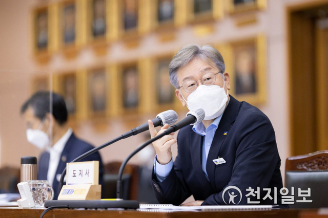 경기도민 100% 재난지원금 지급 문제를 두고 대선주자들과 야당의 비판이 쏟아지면서 도민의 혼란이 가중되고 있다. 사진은 이재명 경기도 지사. (제공: 경기도청) ⓒ천지일보 2021.8.4