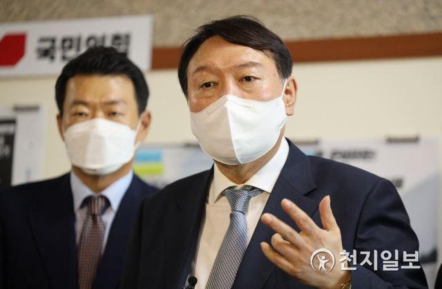 [천지일보=박준성 기자] 국민의힘 윤석열 대선 예비후보가 11일 서울 여의도 국회에서 열린 ‘더 큰 국민의힘 재선의원 간담회’를 마친 뒤 취재진의 질문에 답하고 있다. (제공: 윤석열 캠프) ⓒ천지일보 2021.8.11