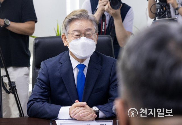 [천지일보=박준성 기자] 더불어민주당 대선주자인 이재명 경기지사가 13일 오후 서울 여의도 한국노동조합총연맹에서 김동명 한국노총 위원장과 대화를 나누고 있다. (제공: 이재명 캠프) ⓒ천지일보 2021.8.13